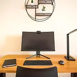 Modern~5*Location~Home Office~Netflix~Free Parking